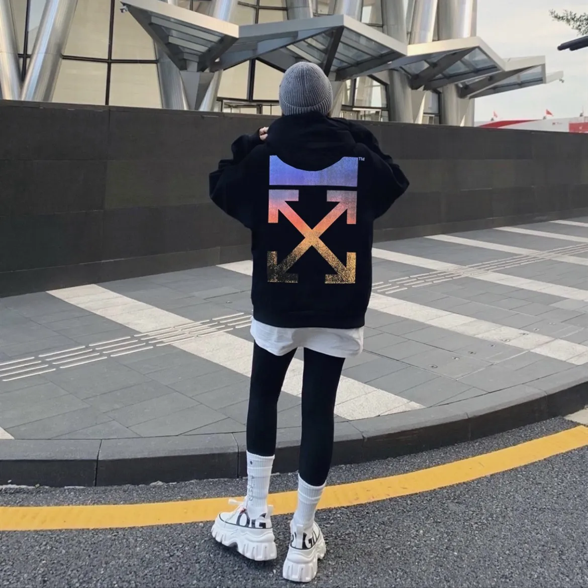 ♻️💯Upper body reference model picture❤️Top tested version 2022SS new spring and summer OFF WHITE blurred color gradient frosted arrow pure cotton OW male and female couple star same style autumn and winter pure cotton hoodie sweatshirt. The printing adopts screen printing technology, and 5 sets of screen printing are made of contrasting colors. The first set of white glue is used as base, the second is blue, the third is purple, the fourth is orange, and the fifth is yellow, plus authentic one-to-one craftsmanship restoration. Refuse to use misprinting technology to replace the visual effect of gradient colors. Create a gradient frosted texture. The printing is visually matte, and the feel is also matte. It feels gritty to the touch. And the printing can be pulled apart. Customized collar watch, washed, hang tag. To distinguish the market, use 19 bids instead of 20 bids. The fabric is made of 480g large fish scale pure cotton terry fabric, which is full of drape.  Color: Black Size: XS-L P:390